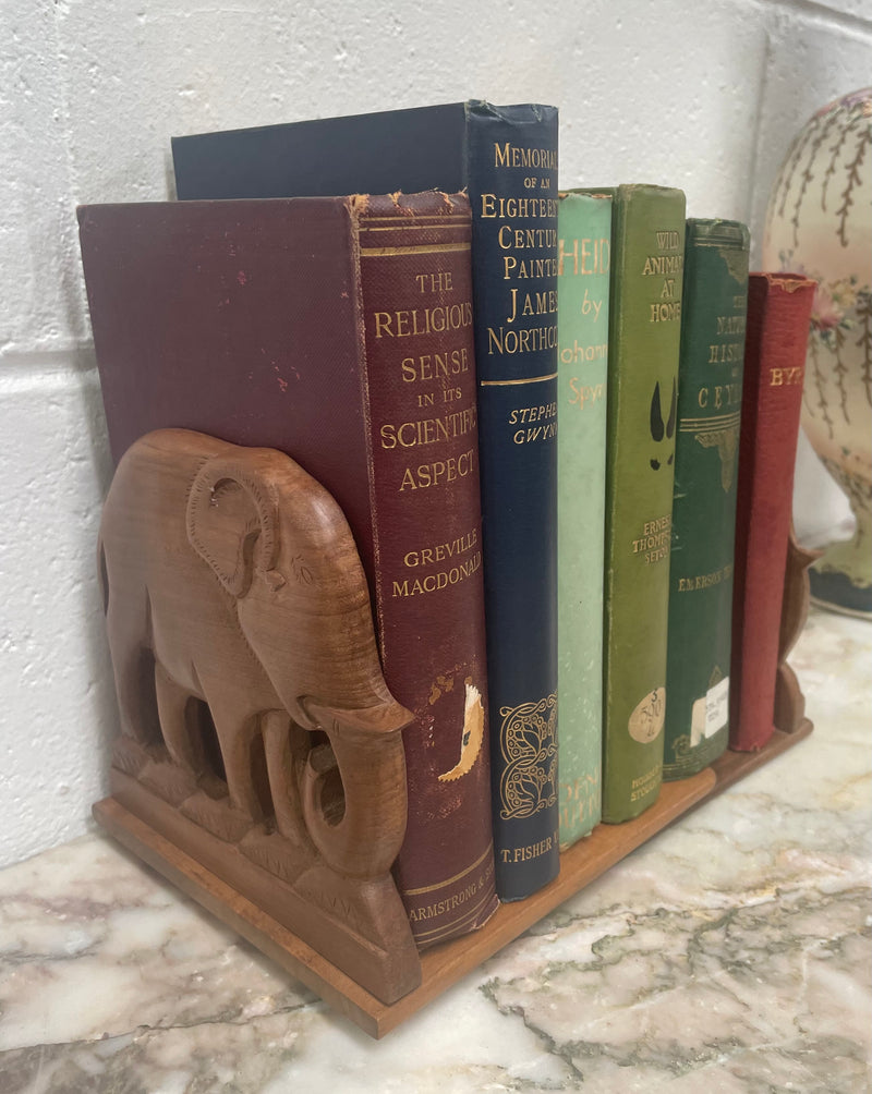 Beautiful pair of Teak Elephant bookends which also fold down. In good original condition and has been sourced locally. Please see photos as they help form part of the description. 
