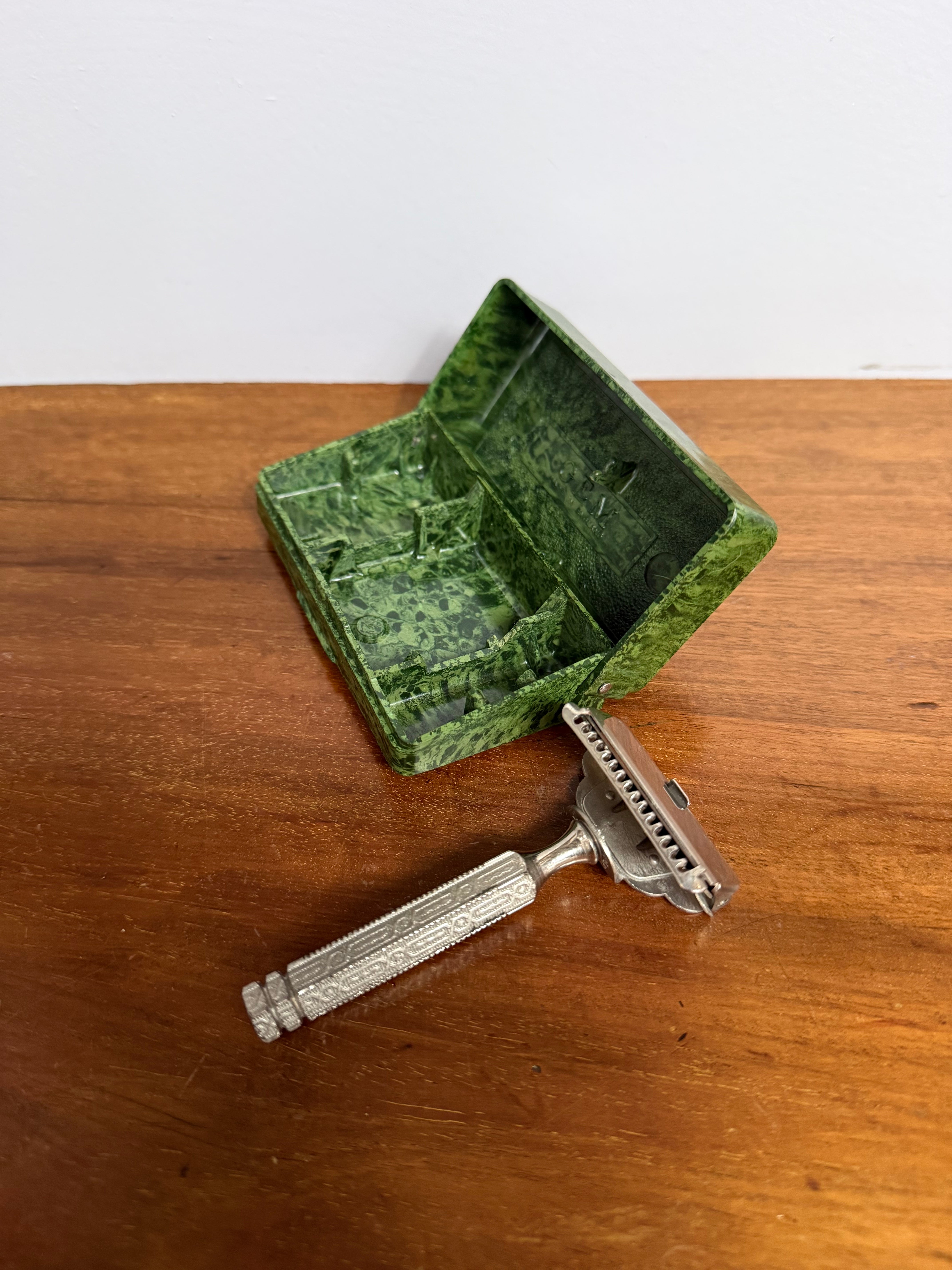 GEM 1912 Single Edge Razor in Bakelite Box | Antique & Vintage | Moonee Ponds Antiques | Australia Wide
