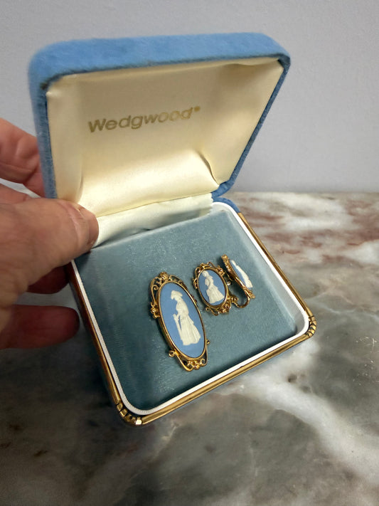 Vintage Wedgwood Pendant / Brooch & Earrings Set In Gold On Silver