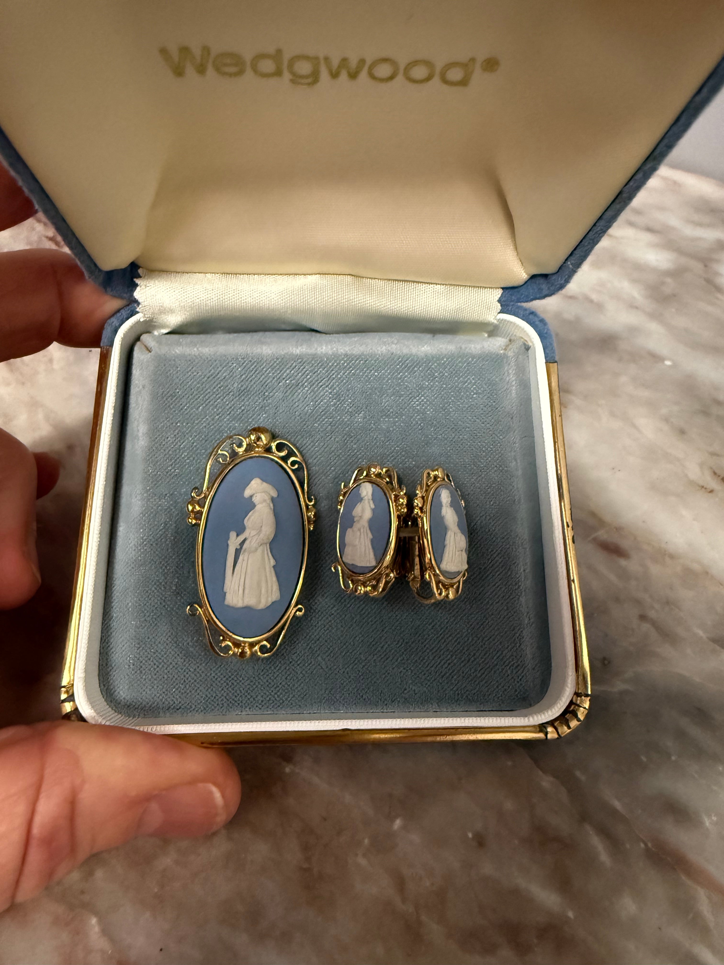 Vintage Wedgwood Pendant / Brooch & Earrings Set In Gold On Silver