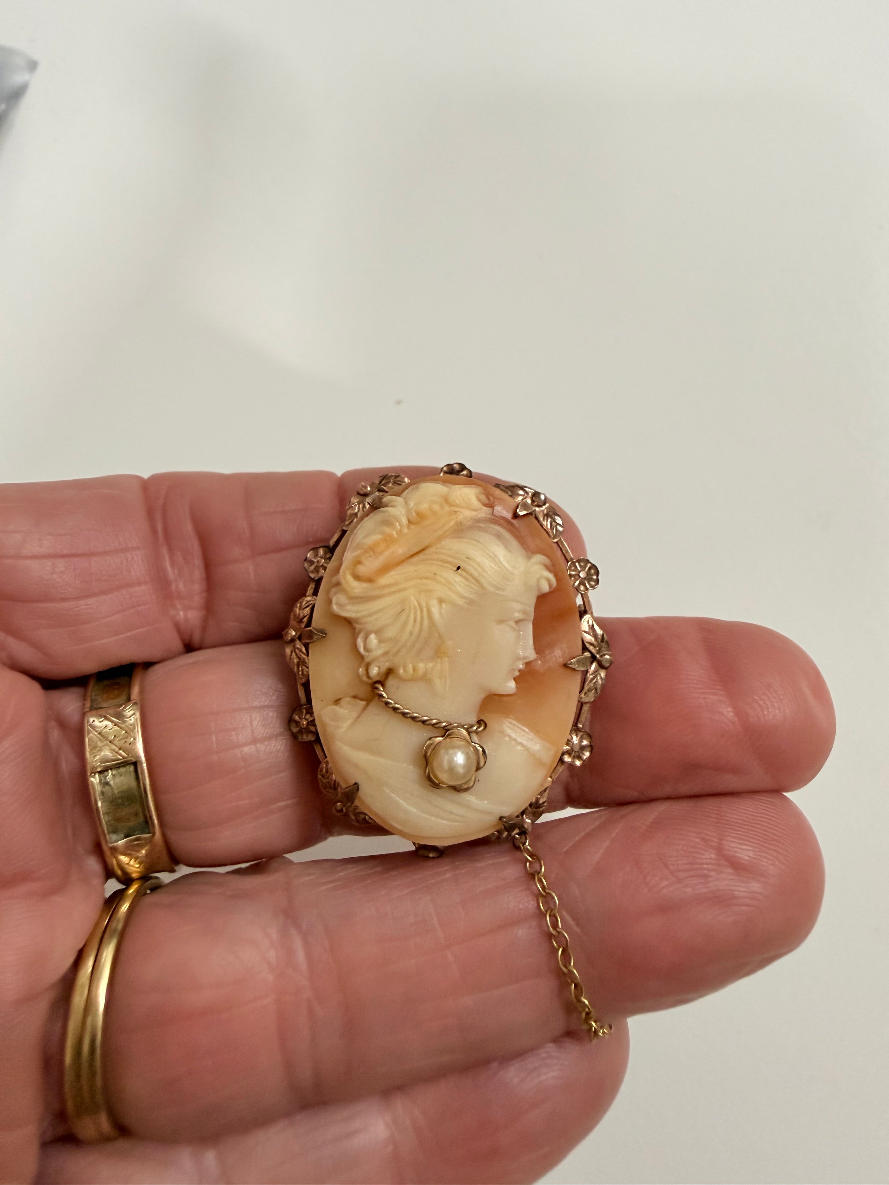 Vintage 9ct Gold Silver Lined Cameo Brooch