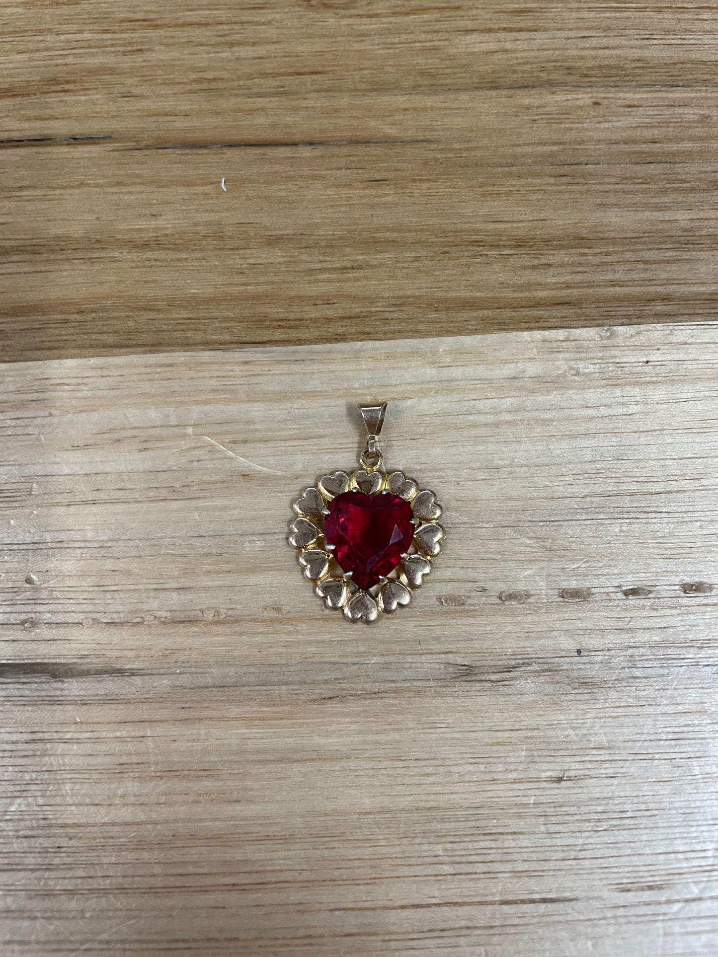 Vintage 9ct Gold Lined Red Stone Pendant