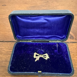 9 Carat Gold Silver Lined Bow Brooch