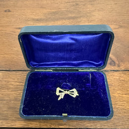 9 Carat Gold Silver Lined Bow Brooch