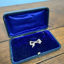 9 Carat Gold Silver Lined Bow Brooch