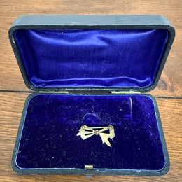 9 Carat Gold Silver Lined Bow Brooch