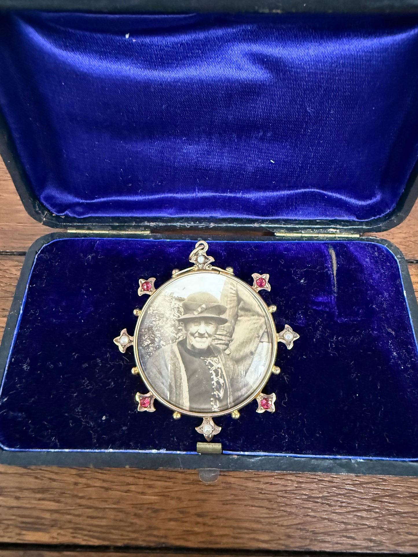 Antique 9ct Photo Locket Set With Seed Pearls & Garnets