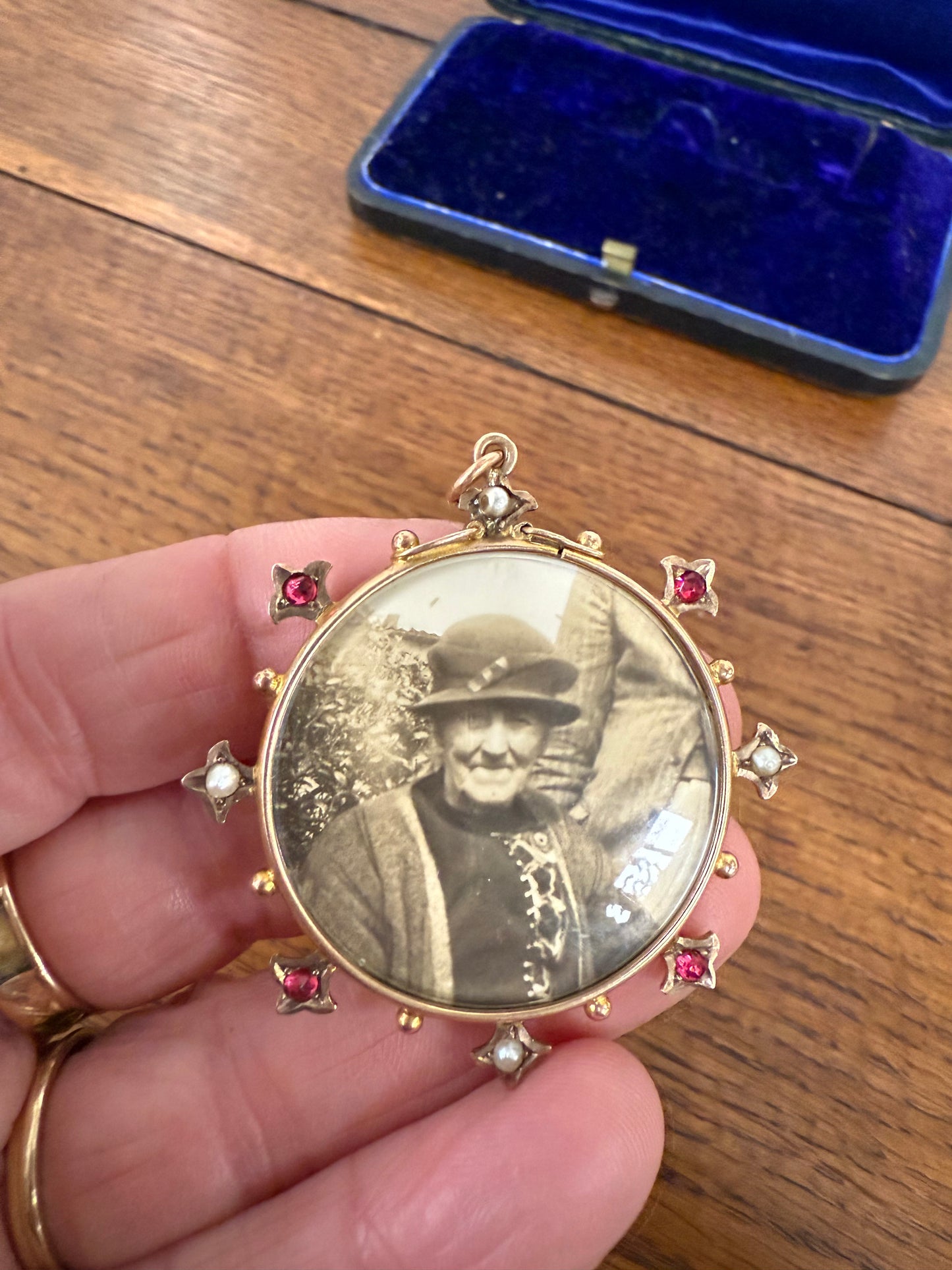 Antique 9ct Photo Locket Set With Seed Pearls & Garnets