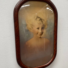 Vintage framed oval picture frame with concave glass front and ready to hang. Sourced locally and in good original condition. Please see all photos as they form part of the description and condition.