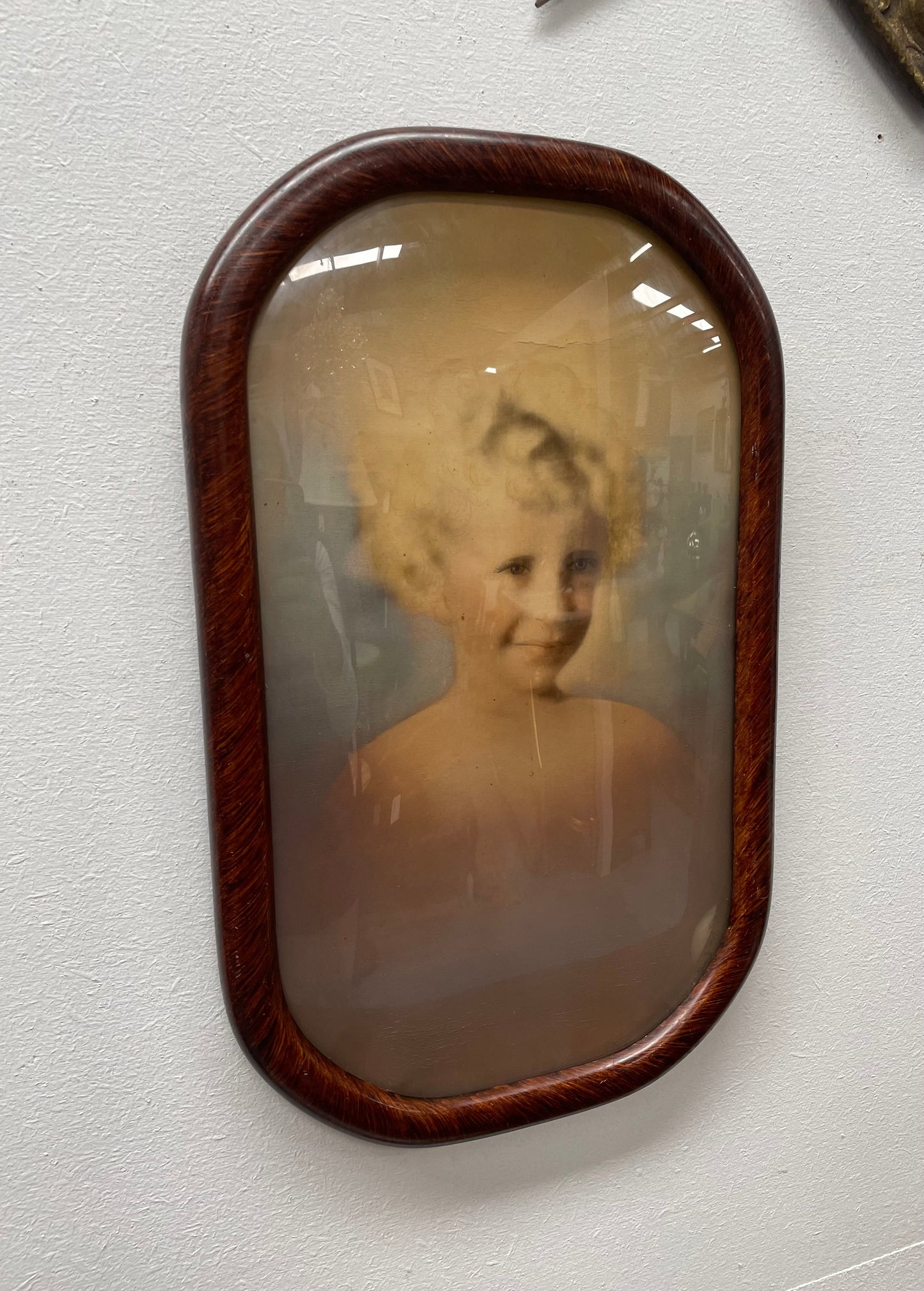 Vintage framed oval picture frame with concave glass front and ready to hang. Sourced locally and in good original condition. Please see all photos as they form part of the description and condition.