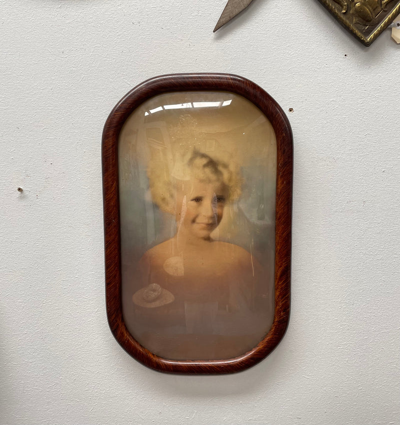 Vintage framed oval picture frame with concave glass front and ready to hang. Sourced locally and in good original condition. Please see all photos as they form part of the description and condition.