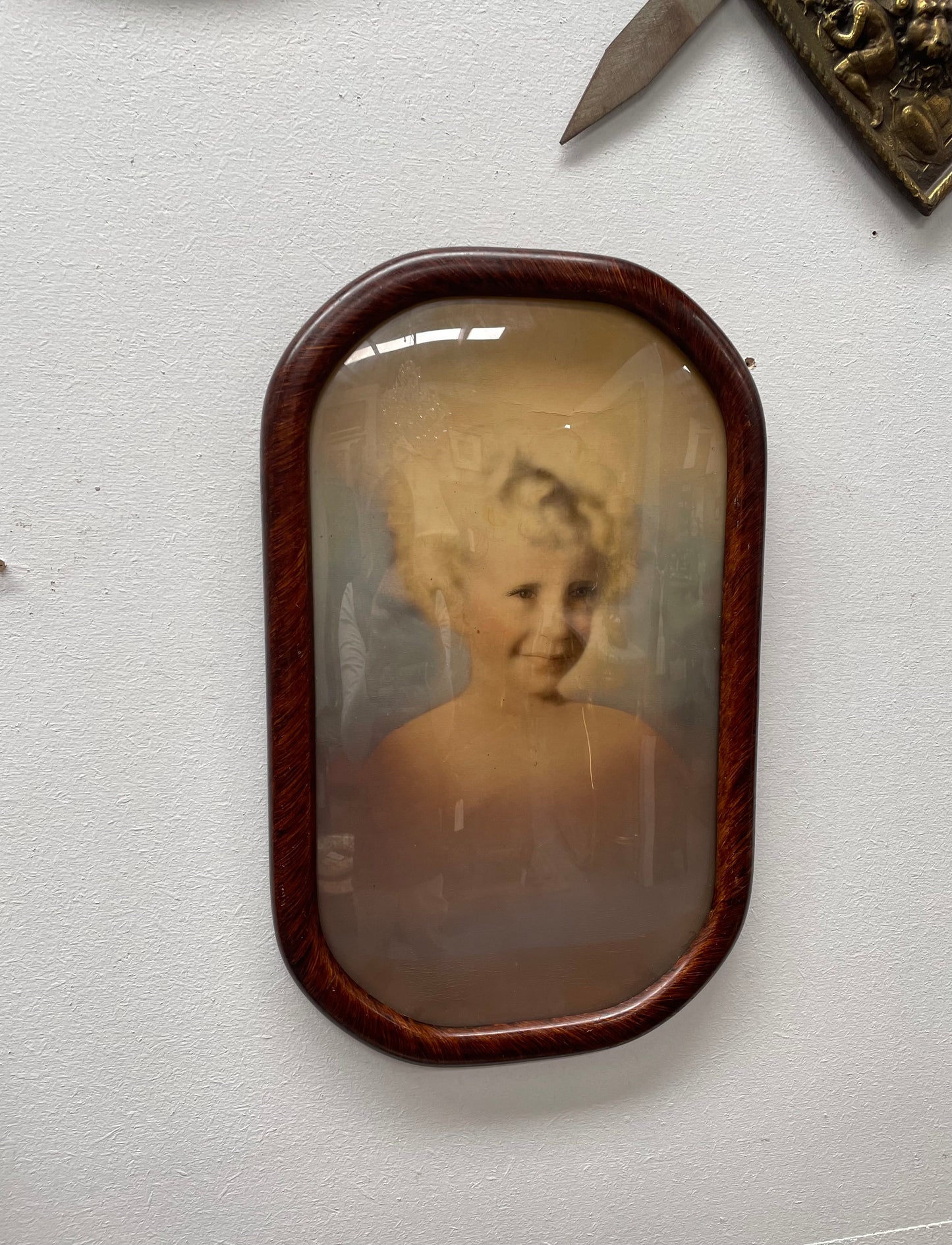 Vintage framed oval picture frame with concave glass front and ready to hang. Sourced locally and in good original condition. Please see all photos as they form part of the description and condition.