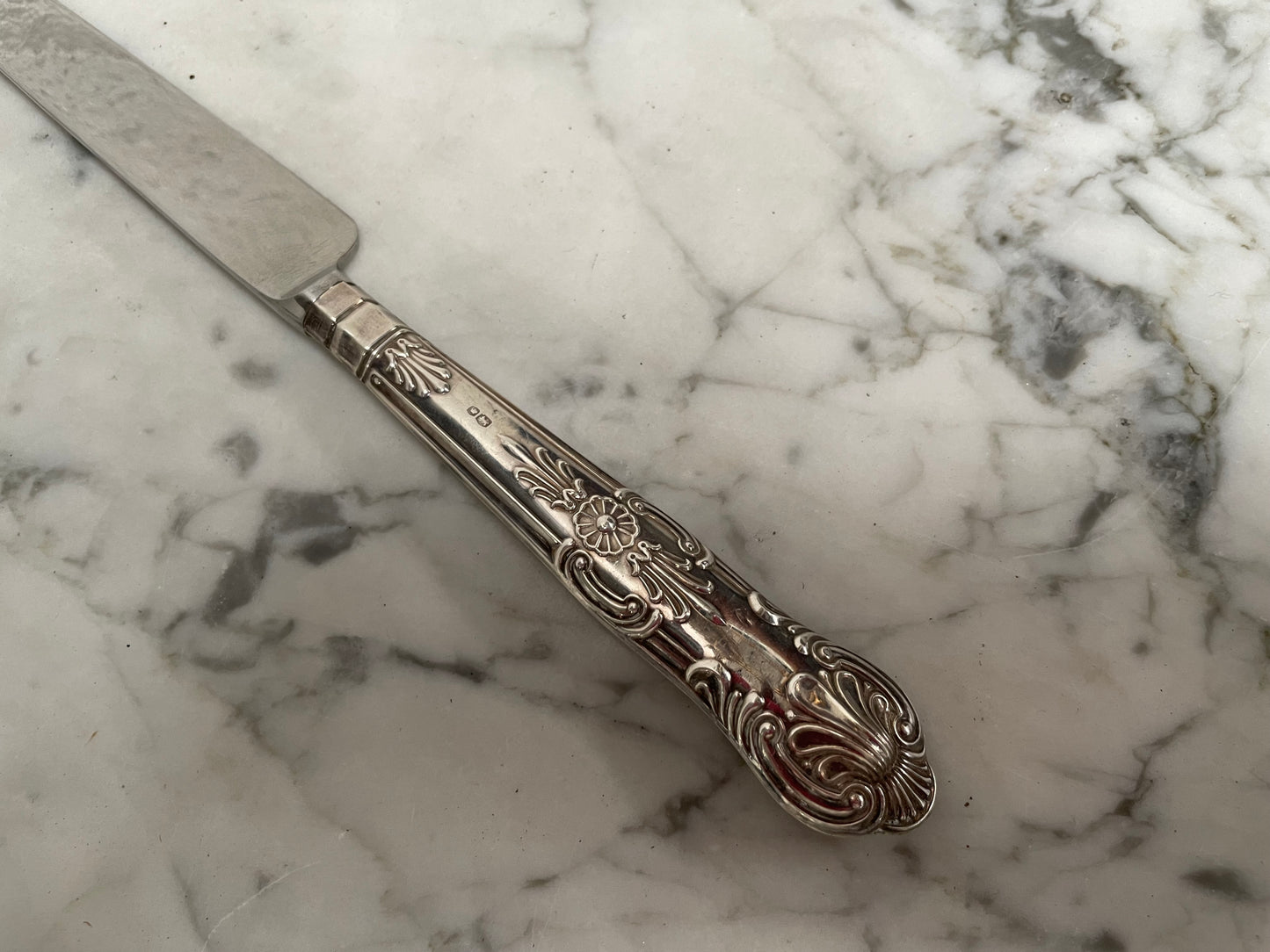 Decorative Sheffield sterling silver cheese knife. The handle has sterling silver hallmarks and the blade is stainless steel. Made in England and is in good original condition. 