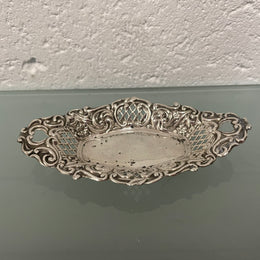 Beautifully designed Birmingham Edwardian sterling silver bon bon dish. In good original condition. Please see photos as they form part of the description.
