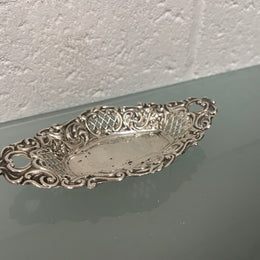 Beautifully designed Birmingham Edwardian sterling silver bon bon dish. In good original condition. Please see photos as they form part of the description.
