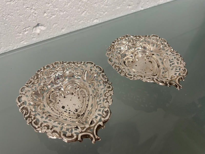 Pretty pair of Edwardian sterling silver bon bon dishes in the shape of hearts and on feet. In good original condition, Please see photos as they form part of the description.