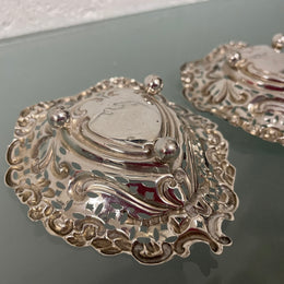 Pretty pair of Edwardian sterling silver bon bon dishes in the shape of hearts and on feet. In good original condition, Please see photos as they form part of the description.