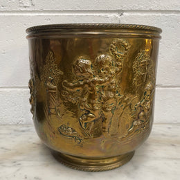 Beautiful brass Antique jardiniere with cherubs all over. In good original condition. Please see all photos as they form part of the description.
