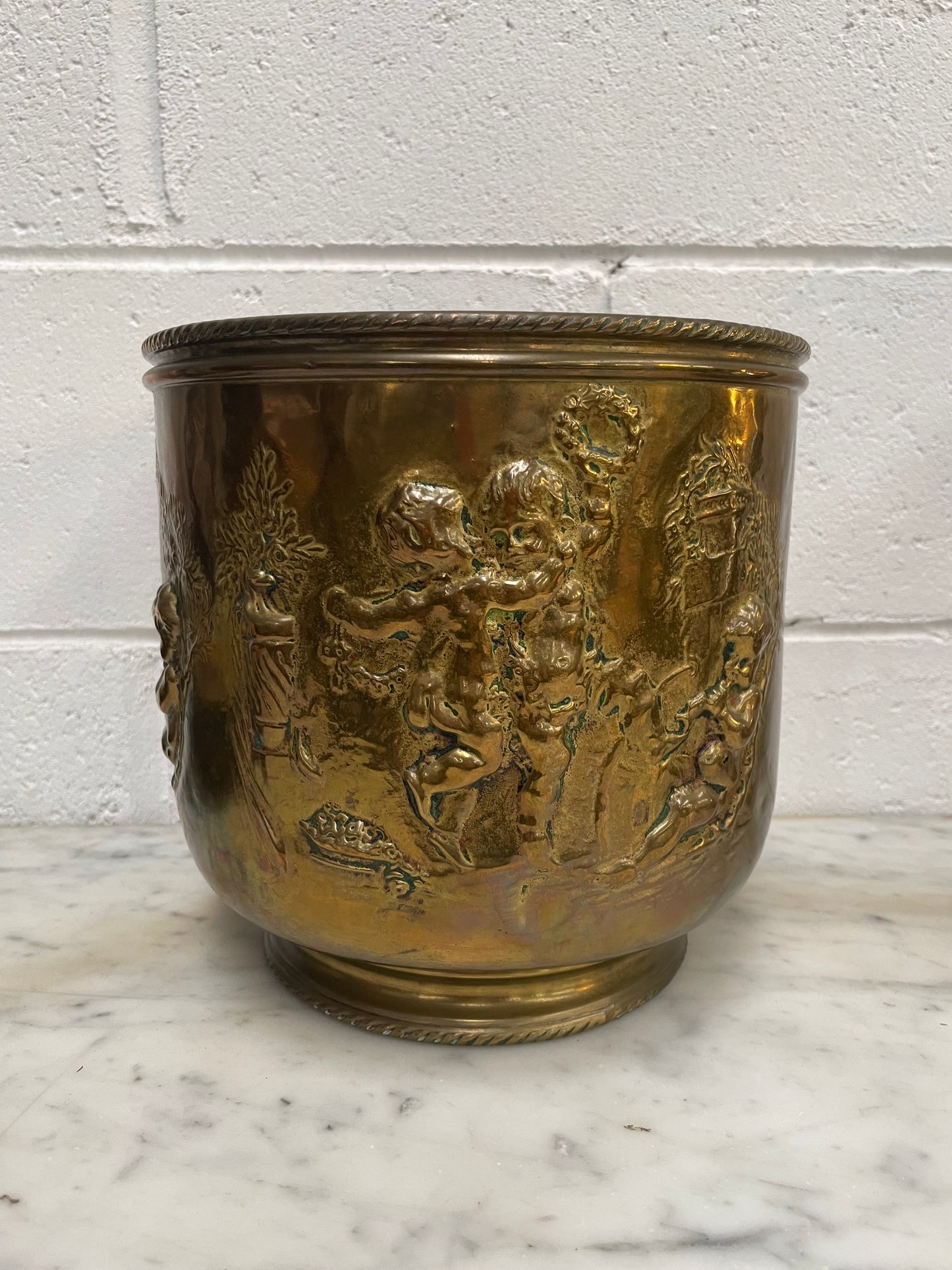 Beautiful brass Antique jardiniere with cherubs all over. In good original condition. Please see all photos as they form part of the description.