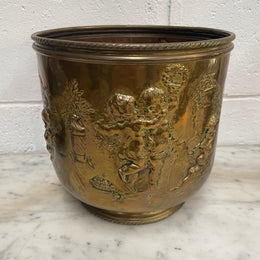 Beautiful brass Antique jardiniere with cherubs all over. In good original condition. Please see all photos as they form part of the description.
