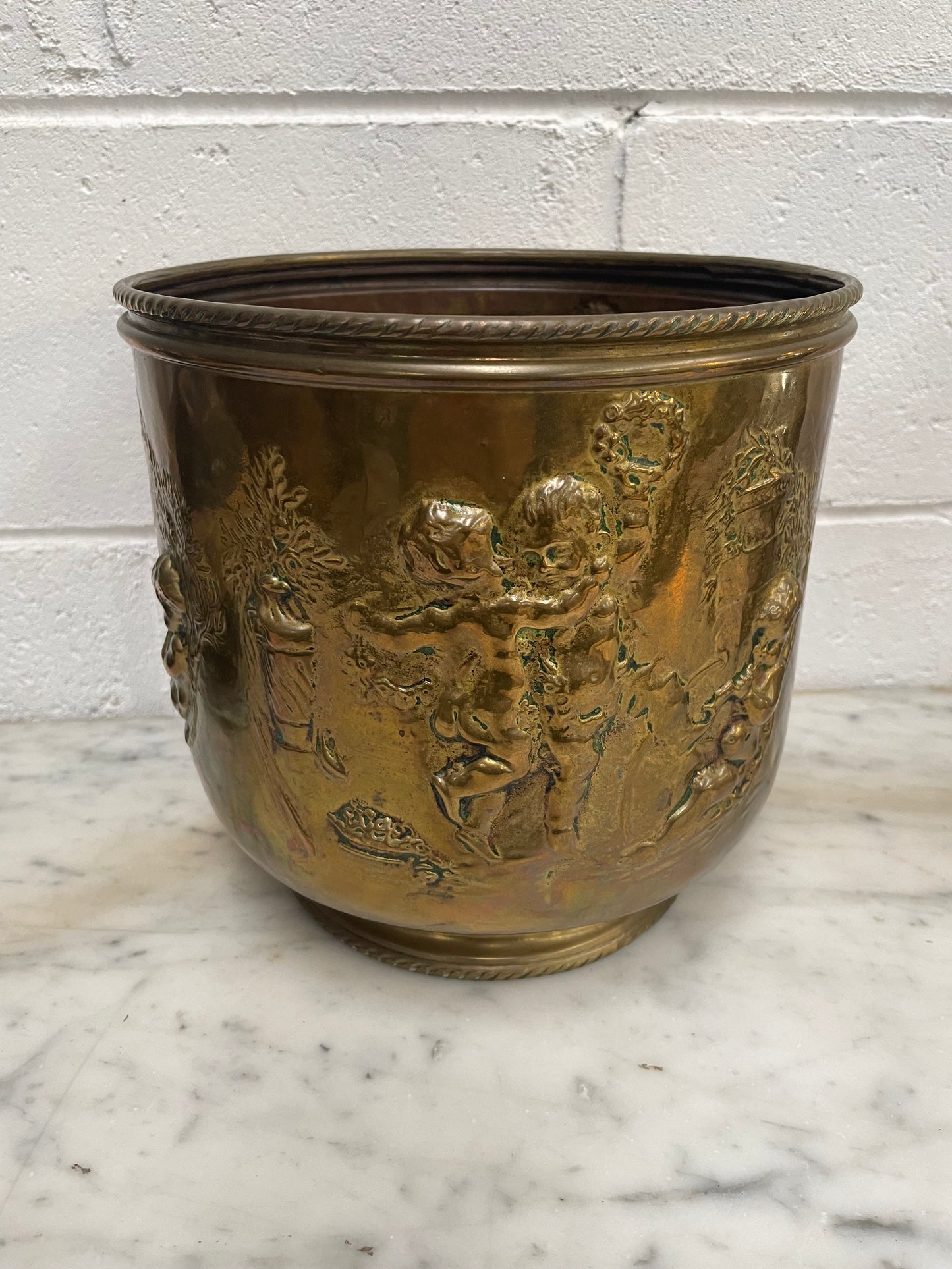 Beautiful brass Antique jardiniere with cherubs all over. In good original condition. Please see all photos as they form part of the description.