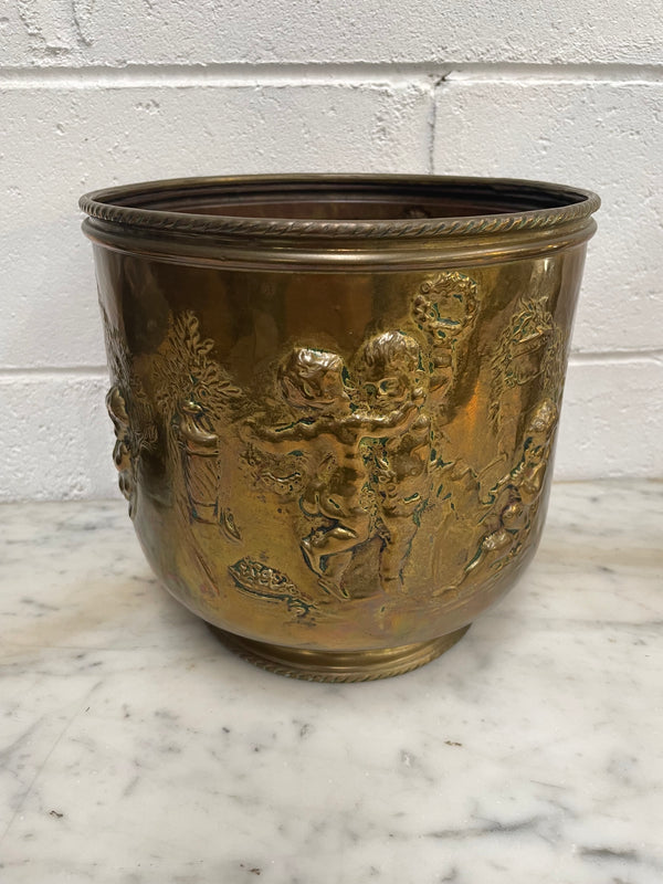 Beautiful brass Antique jardiniere with cherubs all over. In good original condition. Please see all photos as they form part of the description.