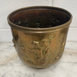 Beautiful brass Antique jardiniere with cherubs all over. In good original condition. Please see all photos as they form part of the description.