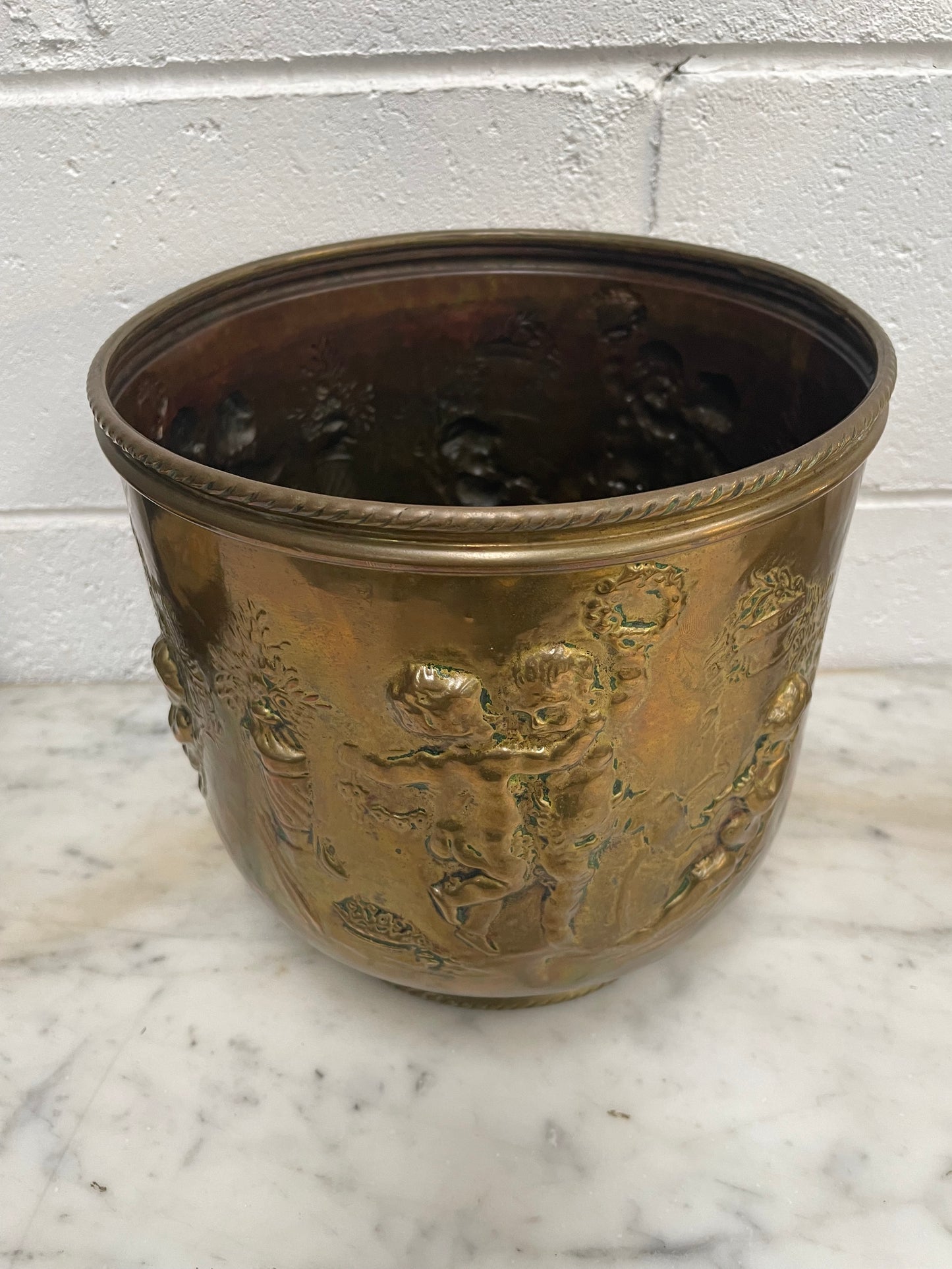 Beautiful brass Antique jardiniere with cherubs all over. In good original condition. Please see all photos as they form part of the description.