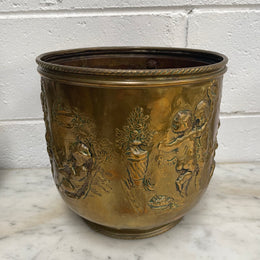 Beautiful brass Antique jardiniere with cherubs all over. In good original condition. Please see all photos as they form part of the description.