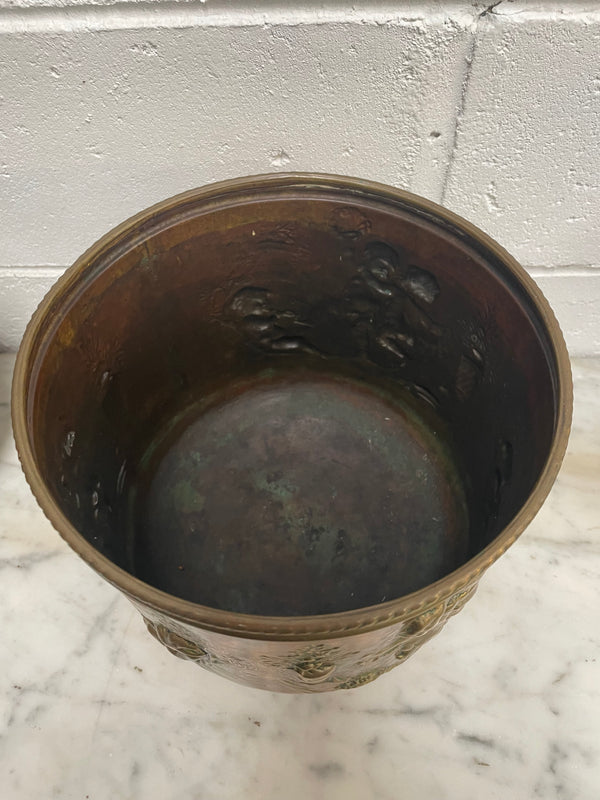 Beautiful brass Antique jardiniere with cherubs all over. In good original condition. Please see all photos as they form part of the description.