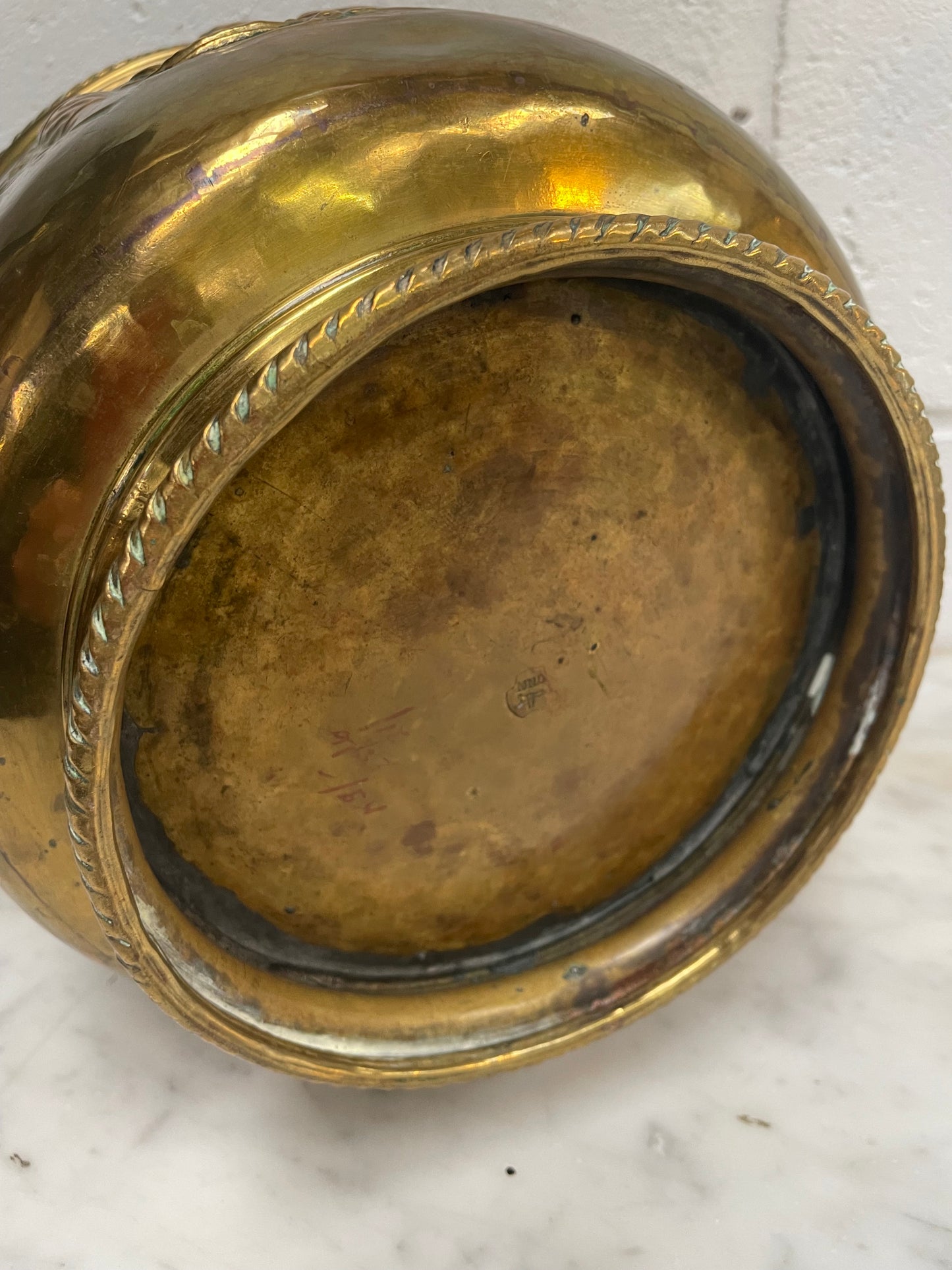 Beautiful brass Antique jardiniere with cherubs all over. In good original condition. Please see all photos as they form part of the description.