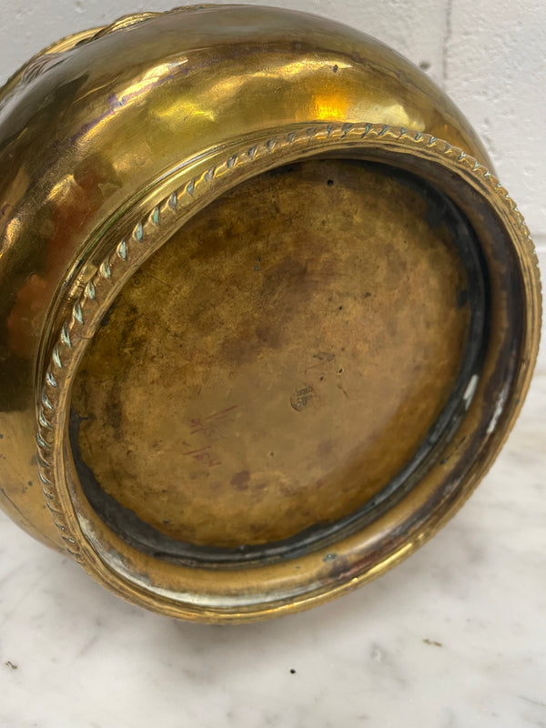 Beautiful brass Antique jardiniere with cherubs all over. In good original condition. Please see all photos as they form part of the description.
