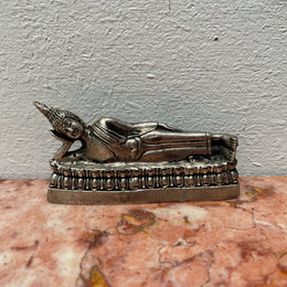Thailand Vintage silver statue of buddha laying down. 121 grams in weight. It has been sourced locally and is in good original condition.
