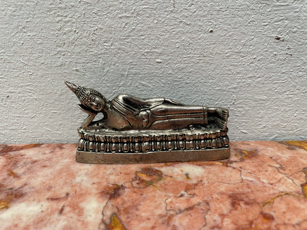 Thailand Vintage silver statue of buddha laying down. 121 grams in weight. It has been sourced locally and is in good original condition.