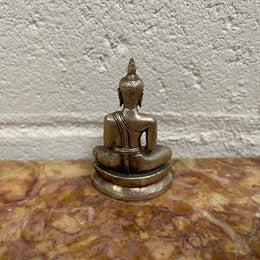 Lovely vintage silver Buddha statue from Thailand, sourced locally and in good original condition.