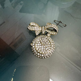 Charming Vintage Rhinestone Brooch On A Gold Tone Base