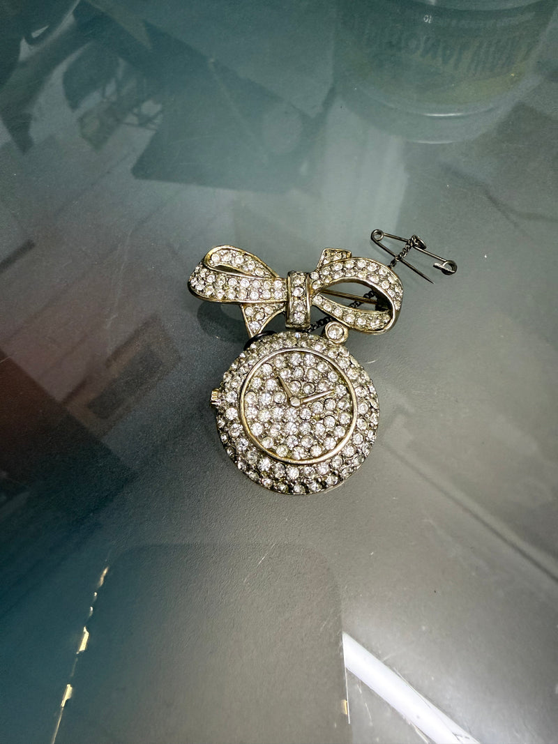 Charming Vintage Rhinestone Brooch On A Gold Tone Base