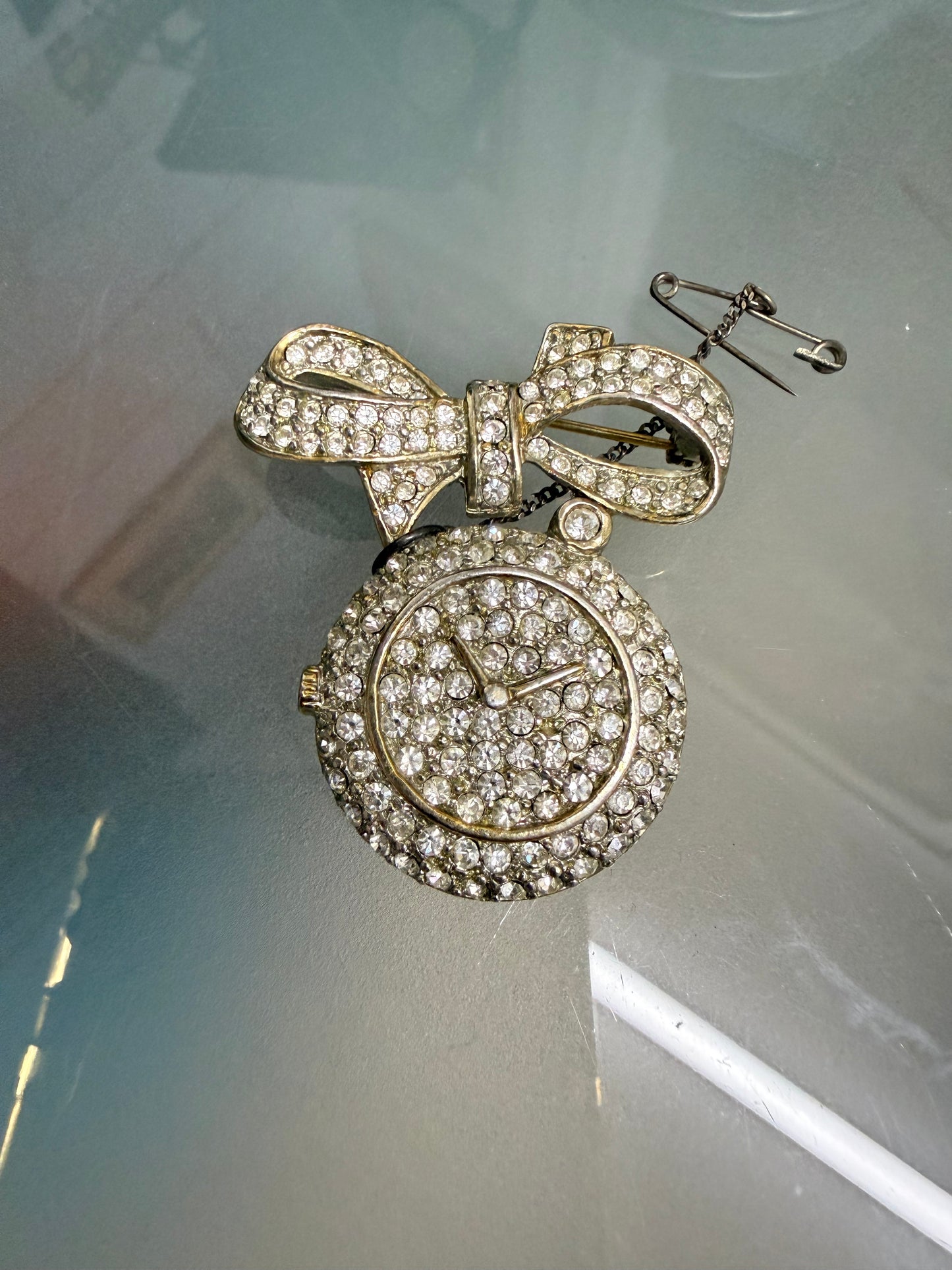 Charming Vintage Rhinestone Brooch On A Gold Tone Base