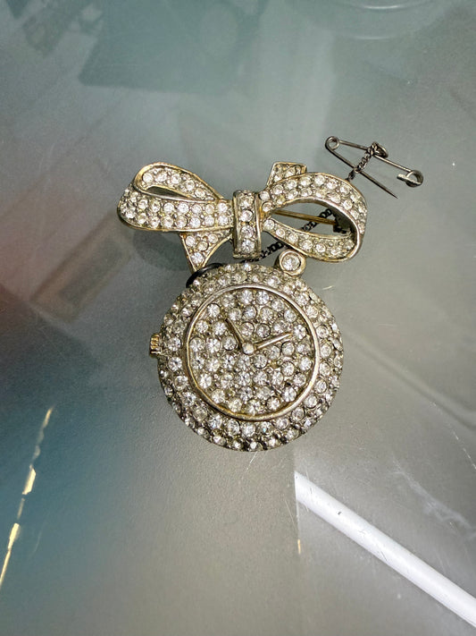 Charming Vintage Rhinestone Brooch On A Gold Tone Base