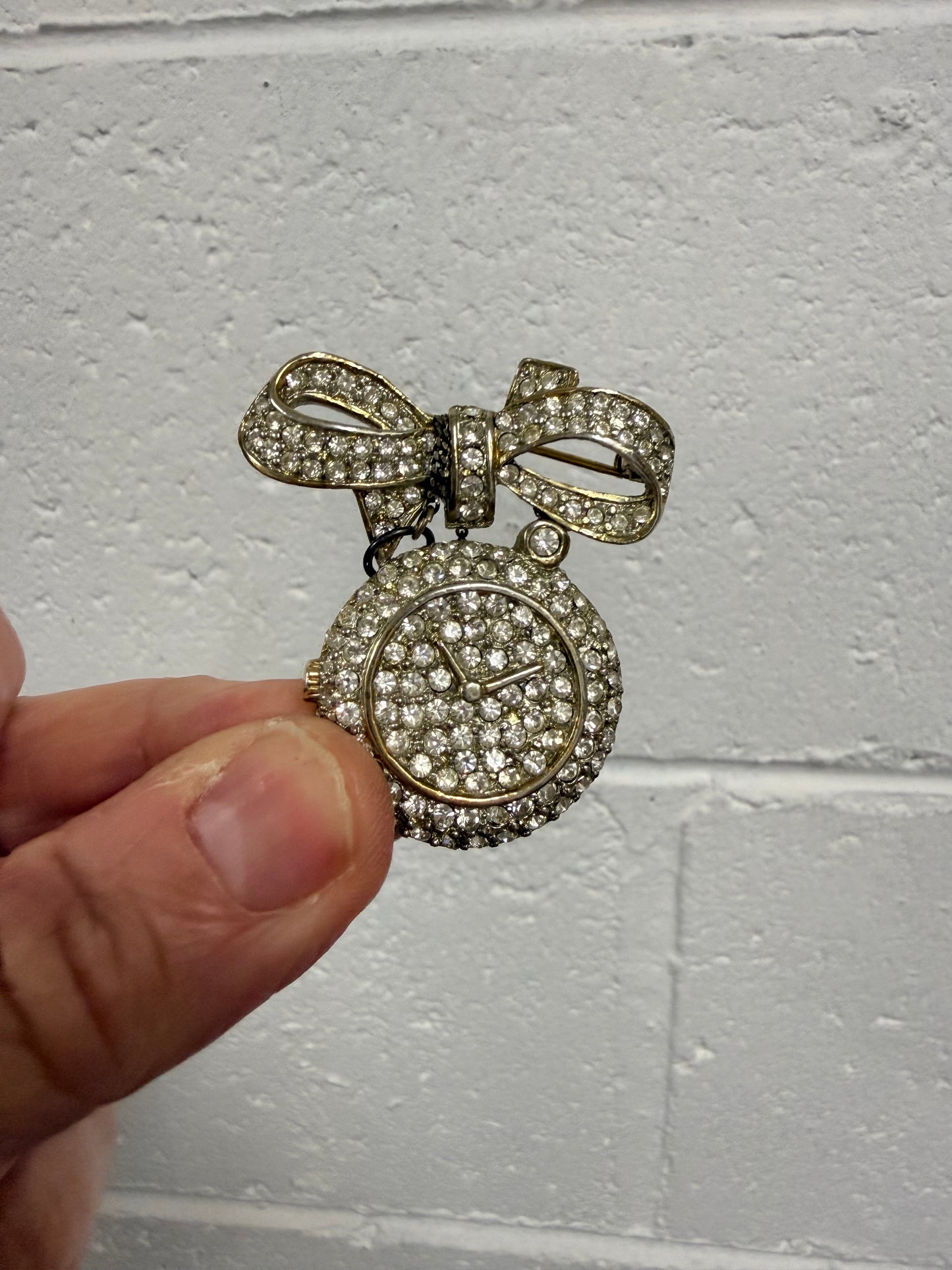 Charming Vintage Rhinestone Brooch On A Gold Tone Base