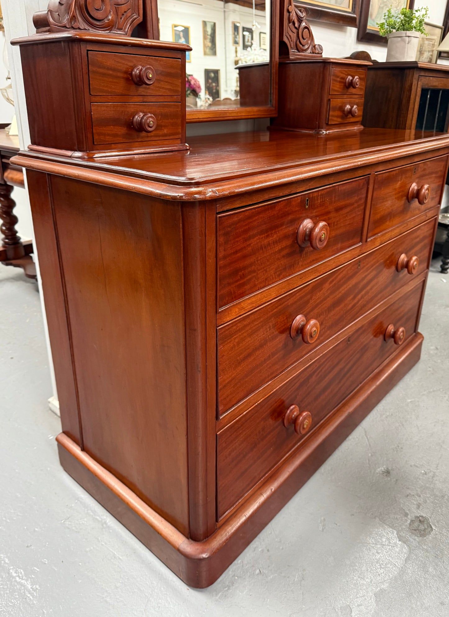 Victorian Mahogany Duchess Chest In Excellent Condition