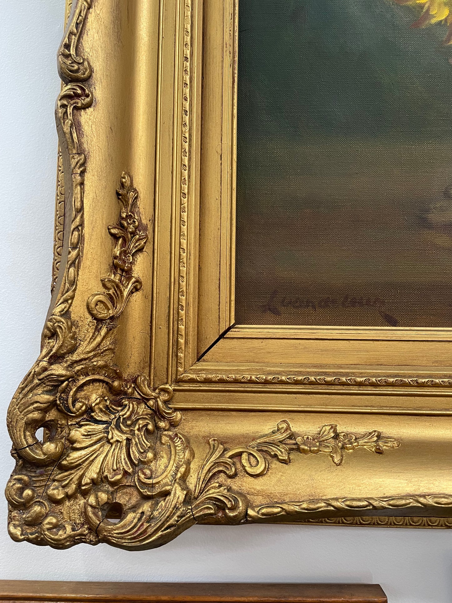 Gorgeous vintage floral oil painting in beautiful colours and a ornate gold frame. Signed by the artist and in good original detailed condition. It has been sourced from France. 