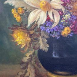 Gorgeous vintage floral oil painting in beautiful colours and a ornate gold frame. Signed by the artist and in good original detailed condition. It has been sourced from France. 