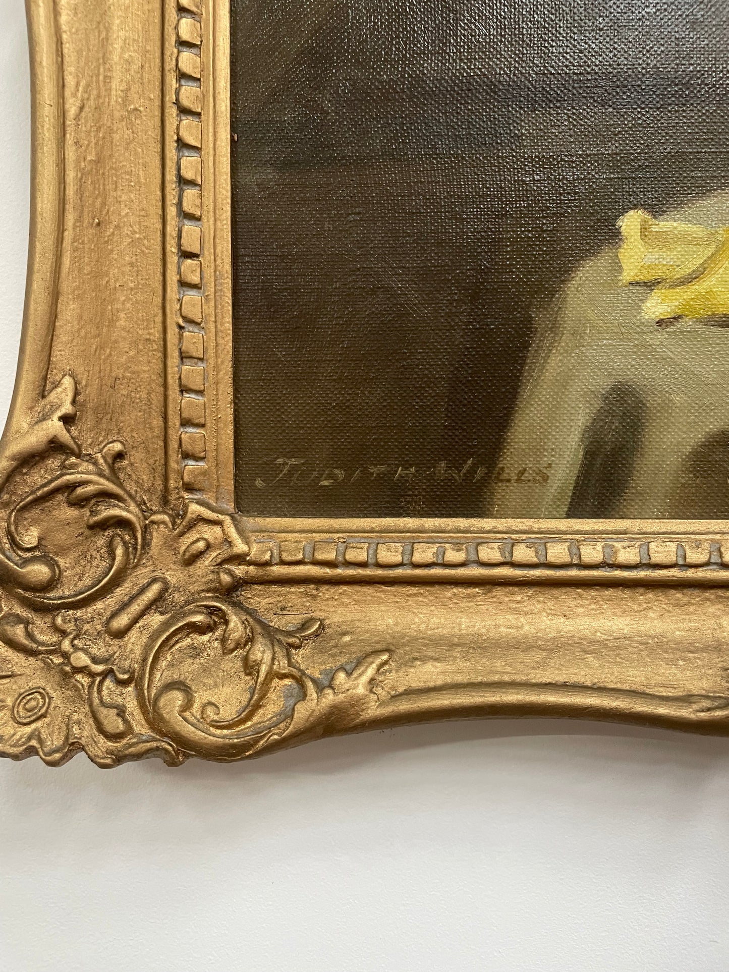 Stunning oil on canvas on board of yellow roses and in a pretty ornate frame. Signed by Australian Artist "Judith Wills". In good original detailed condition. Please view photos as they help form part of the description.  *Please note measurements are of frame. 