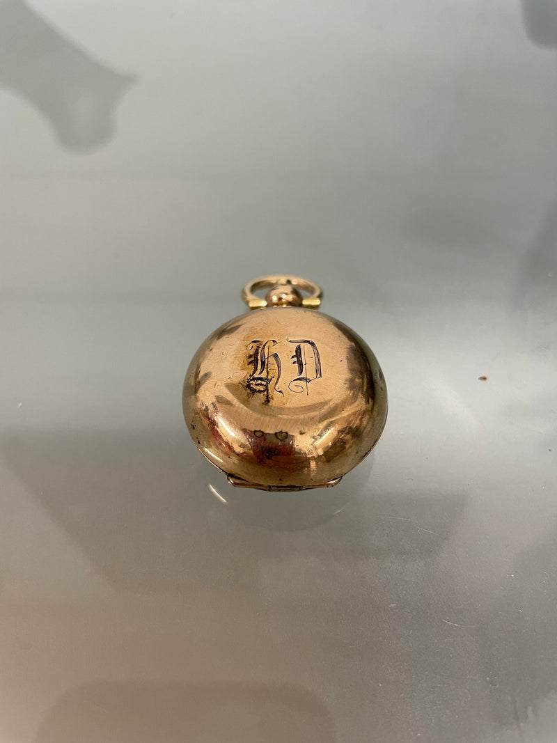 9ct gold filled Edwardian sovereign case. Initials on the front. In good condition. Please see photos as they form part of the description and condition.