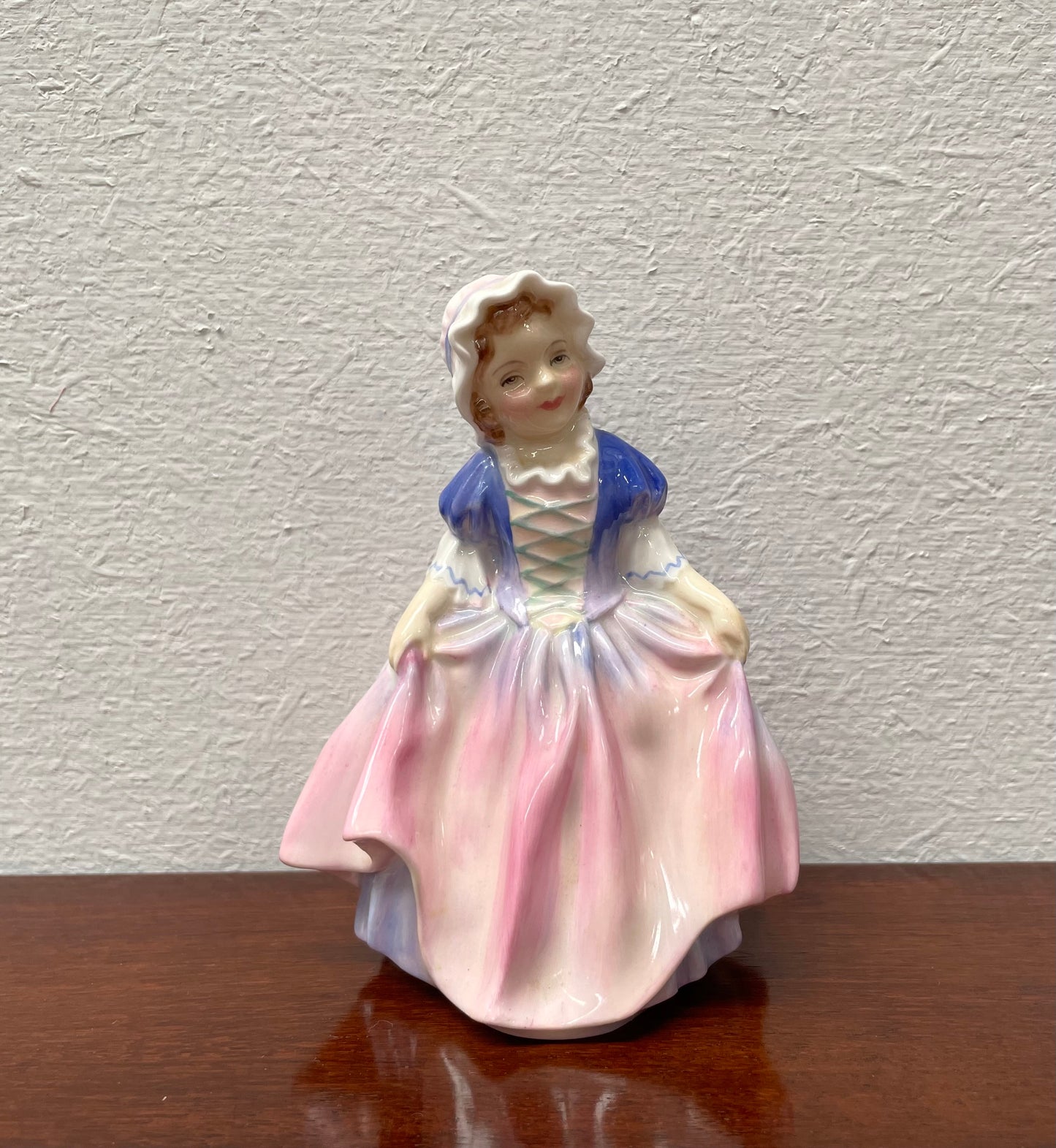 Lovely Royal Doulton 'Dinky Do' girl figurine with stamp to the base. It is in good original condition. Please see photos as they form part of the description.