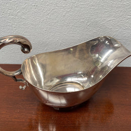 Marked hand soldered vintage gravy boat made in England. It has a lovely handle and is in good original condition. Please see photos as they form part of the description.