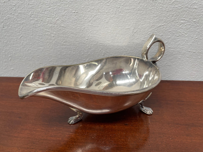 Lovely vintage gravy boat with decorated feet and handle. It is in good original condition. Please see photos as they form part of the description.