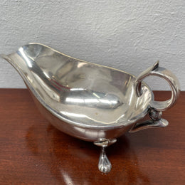 Lovely vintage gravy boat with decorated feet and handle. It is in good original condition. Please see photos as they form part of the description.
