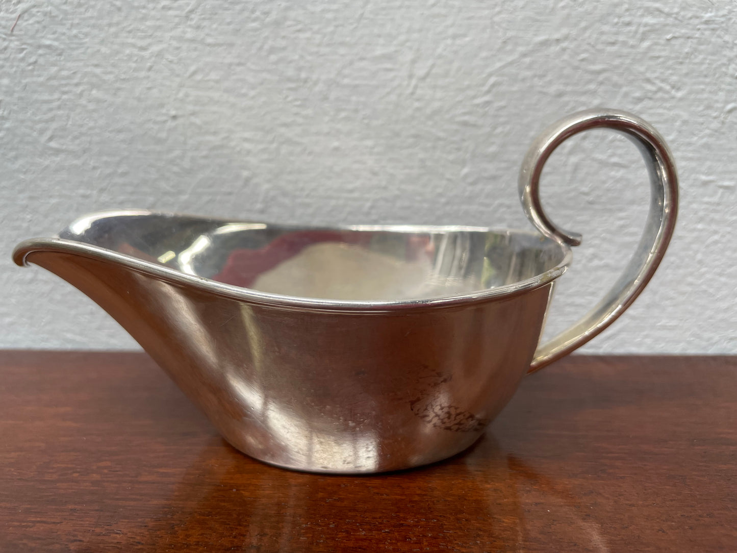 Petite vintage gravy pot with stamp/mark on the base. It is in good original condition. Please see photos as they form part of the description.